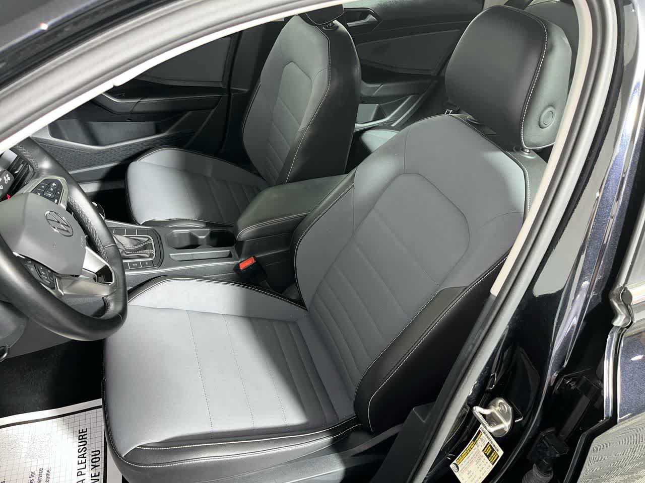 Used 2025 Volkswagen Jetta SE FWD image 15