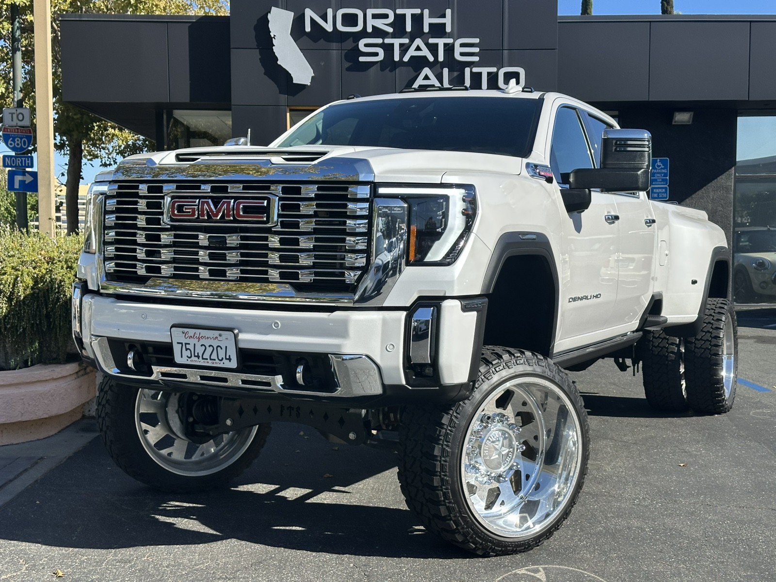 Used 2024 GMC Sierra 3500 Denali w/ Denali Reserve Package AWD/4WD image 2