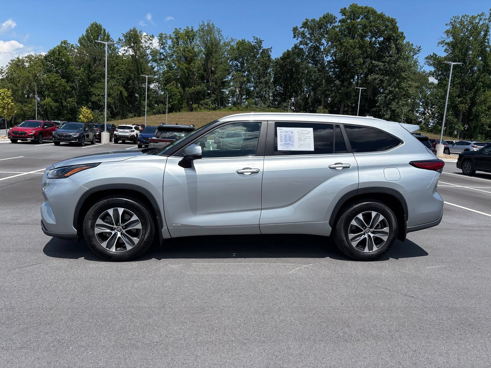 Used 2023 Toyota Highlander XLE AWD/4WD image 4