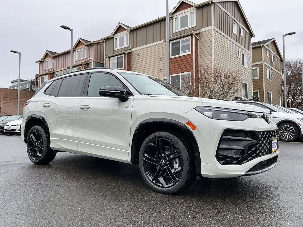 New 2026 Volkswagen Tiguan SE R-Line image 2