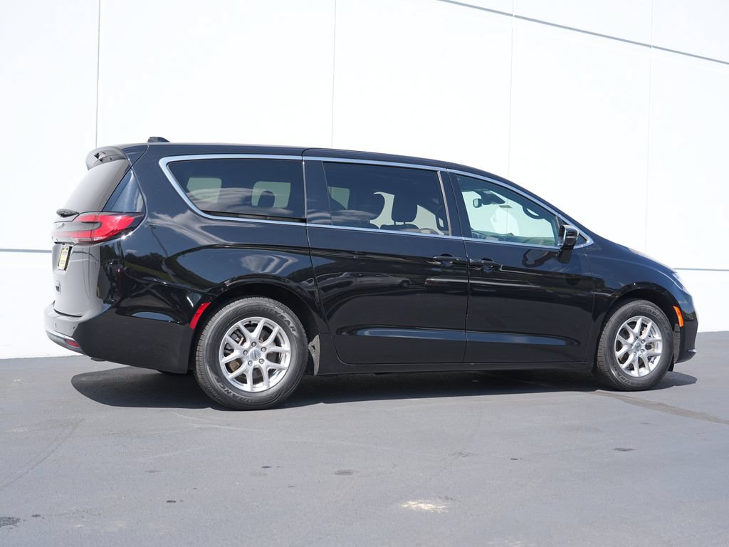 Used 2025 Chrysler Pacifica Select FWD image 2