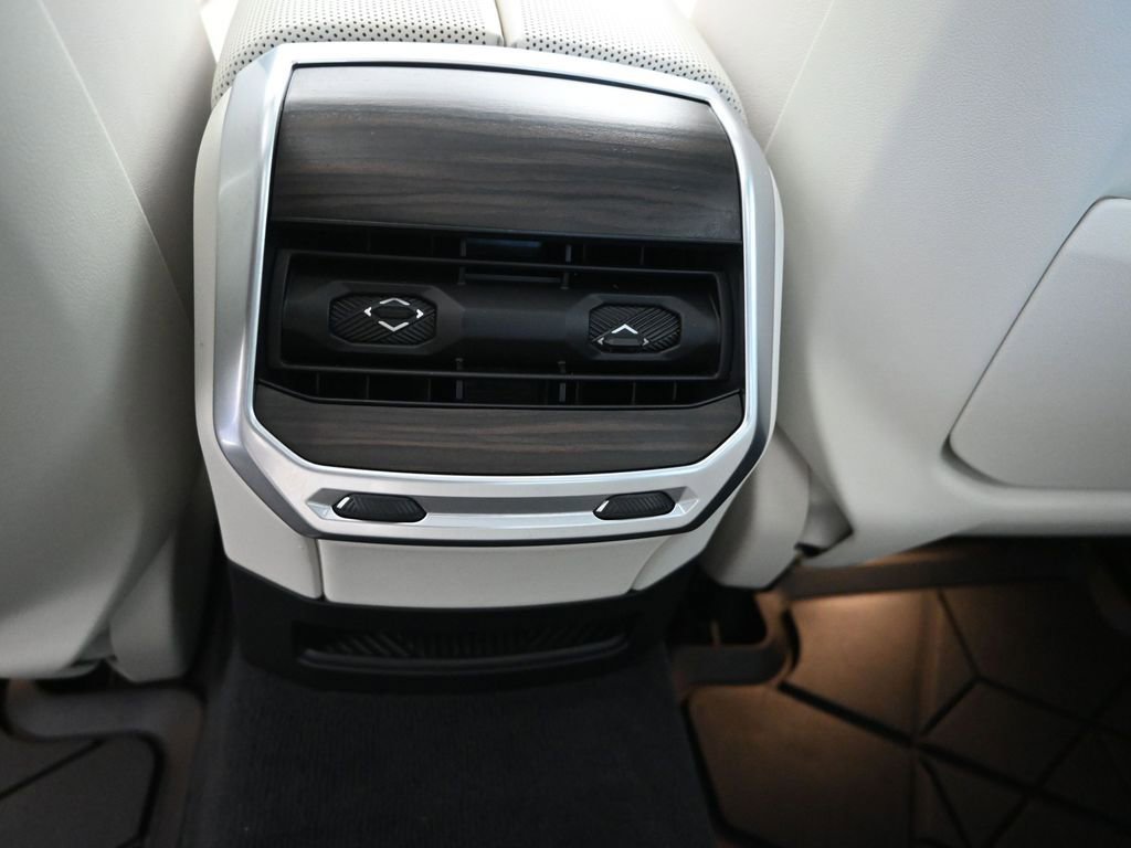 Used 2023 BMW 740i image 19