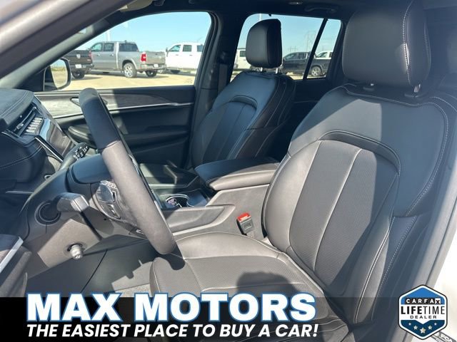 Used 2024 Jeep Grand Cherokee Limited w/ Luxury Tech Group II image 18