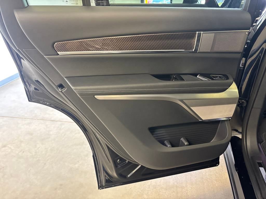 New 2026 Cadillac Vistiq Luxury image 32