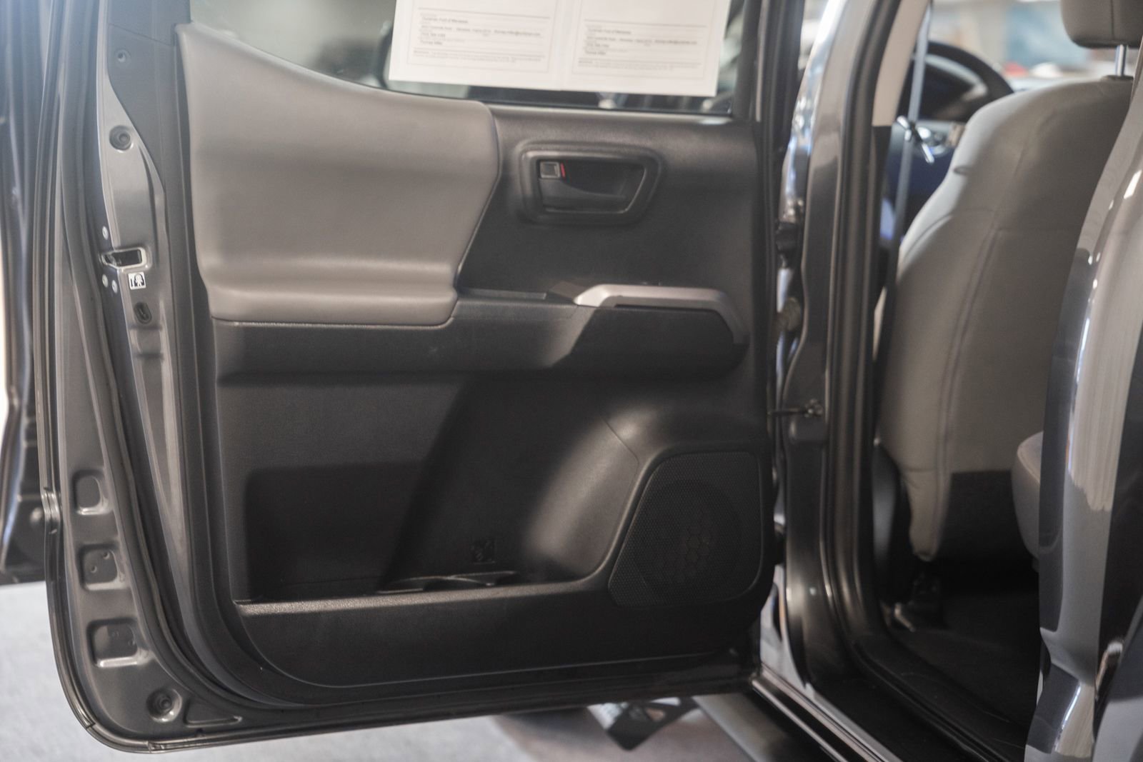 Used 2018 Toyota Tacoma SR5 AWD/4WD image 36