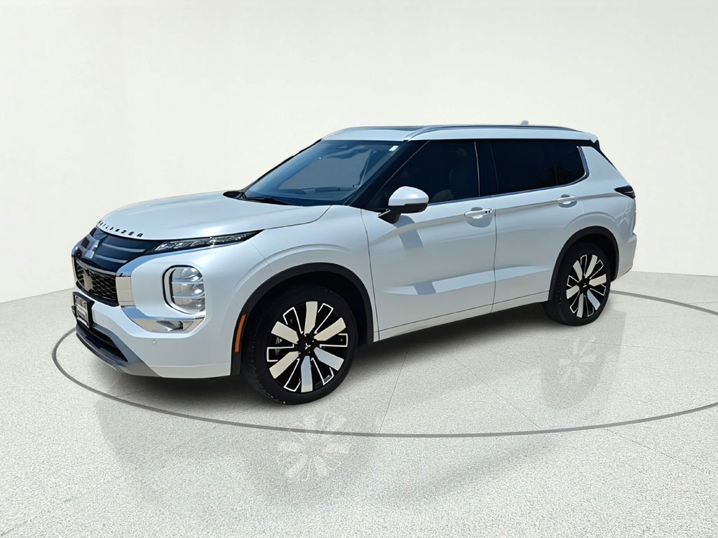 Used 2025 Mitsubishi Outlander SEL FWD image 2