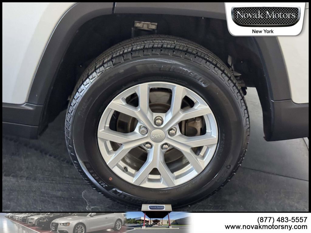 Used 2023 Jeep Grand Cherokee L Limited AWD/4WD image 6