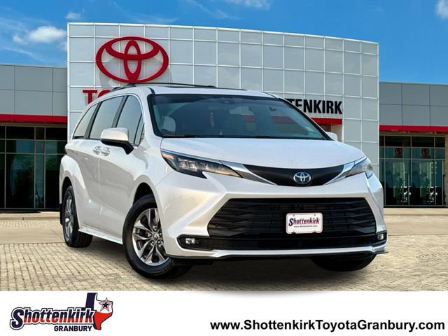 Used 2025 Toyota Sienna XLE image 1
