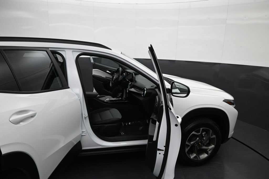 Certified 2025 Chevrolet Trax LT FWD image 9