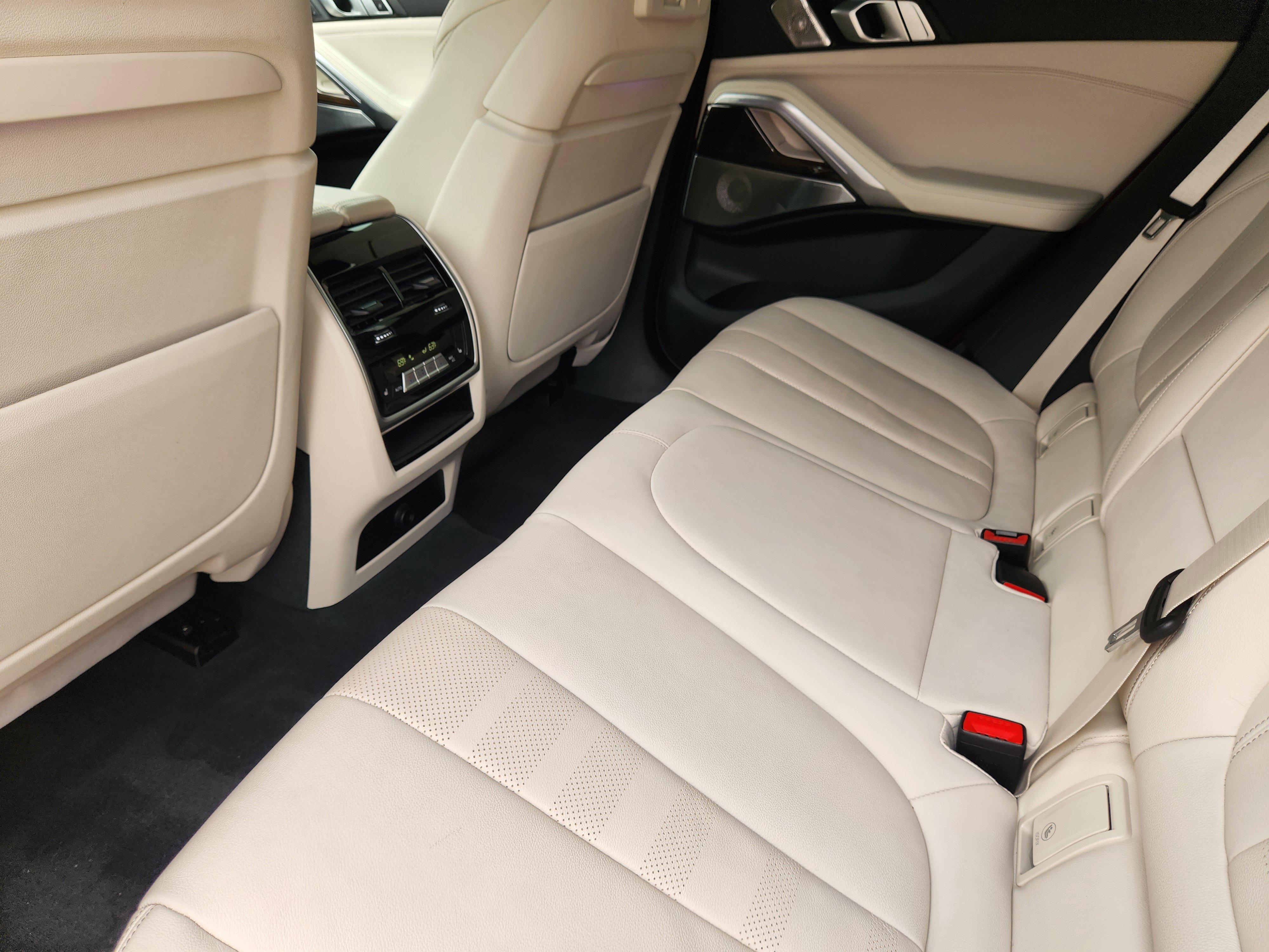 Used 2020 BMW X6 xDrive40i w/ Executive Package image 29