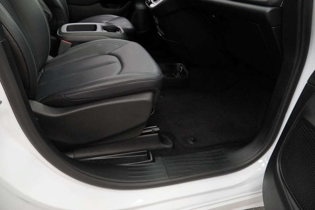 Certified 2025 Chrysler Pacifica Select AWD/4WD image 45