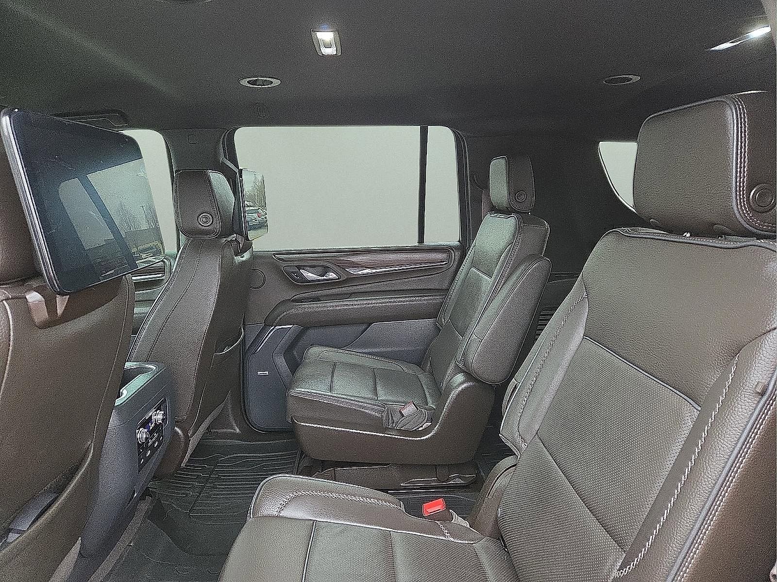 Used 2023 GMC Yukon XL Denali w/ Advanced Technology Package AWD/4WD image 10