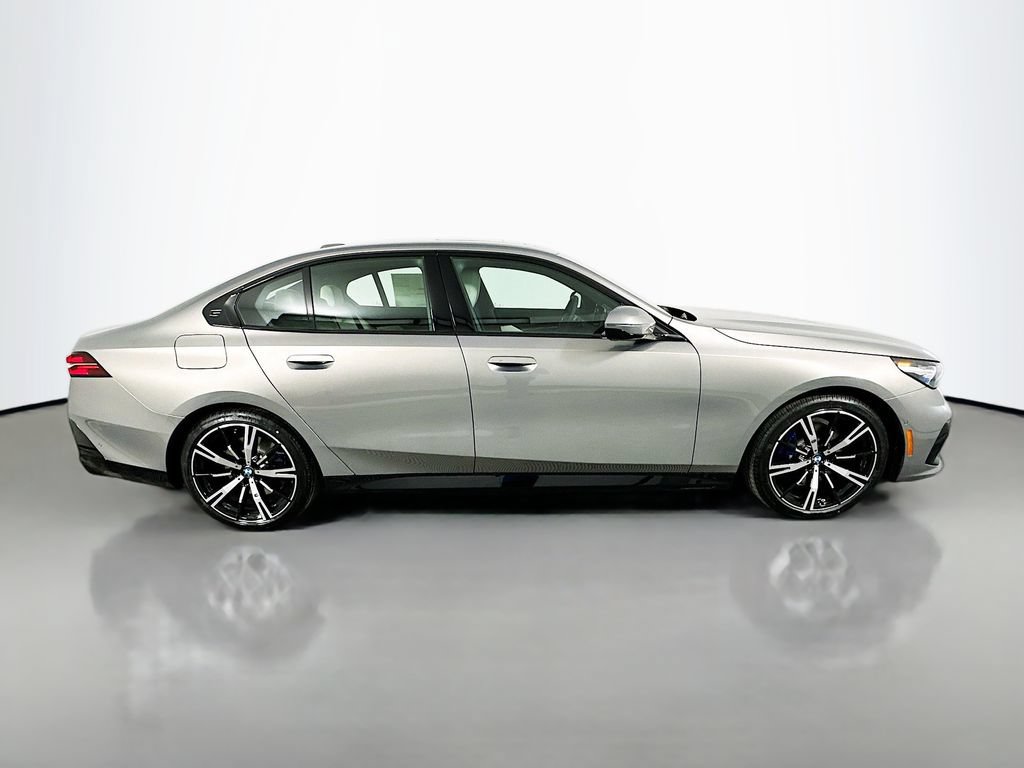 Used 2026 BMW 530i xDrive w/ M Sport Package AWD/4WD image 4