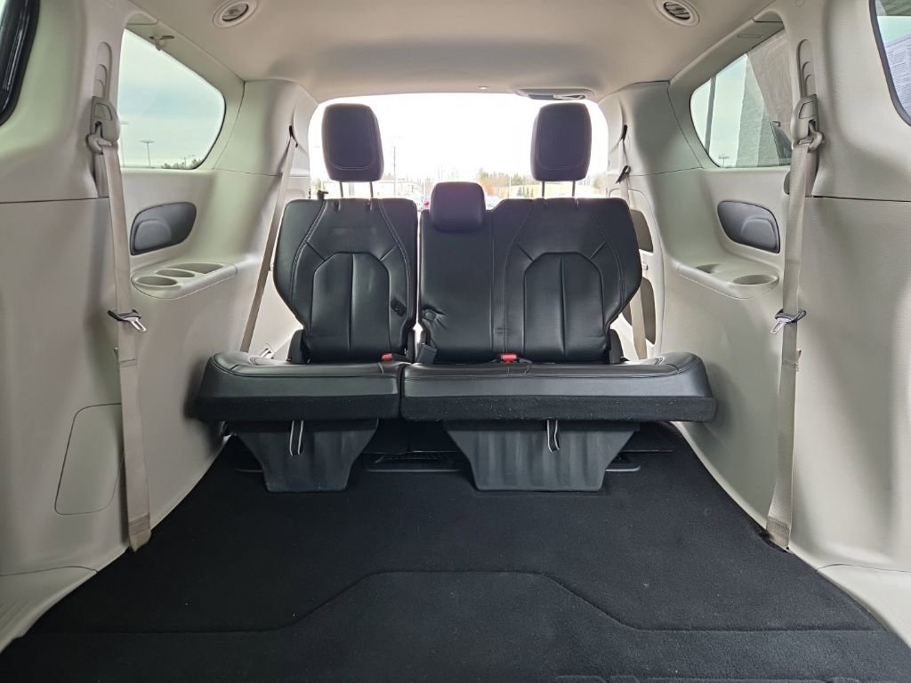 Used 2023 Chrysler Pacifica Touring-L FWD image 37