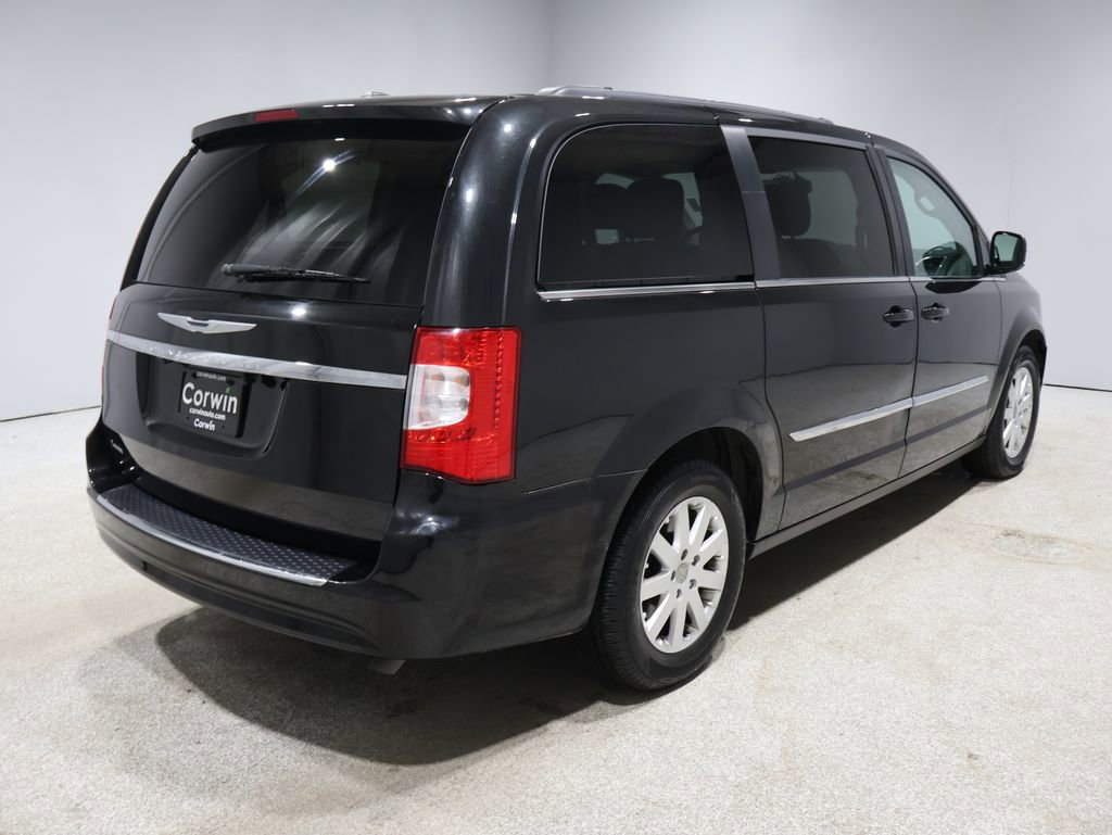 Used 2015 Chrysler Town & Country Touring image 2