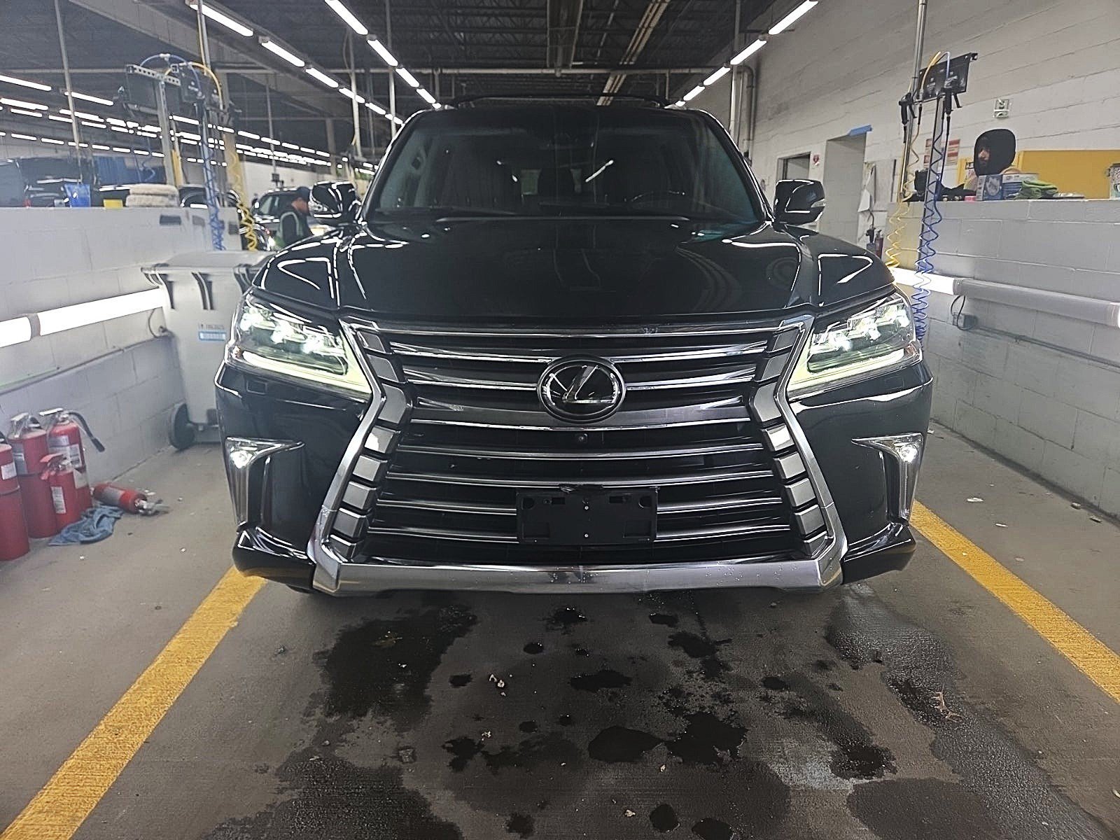 Used 2019 Lexus LX 570 4WD w/ Luxury Package image 2