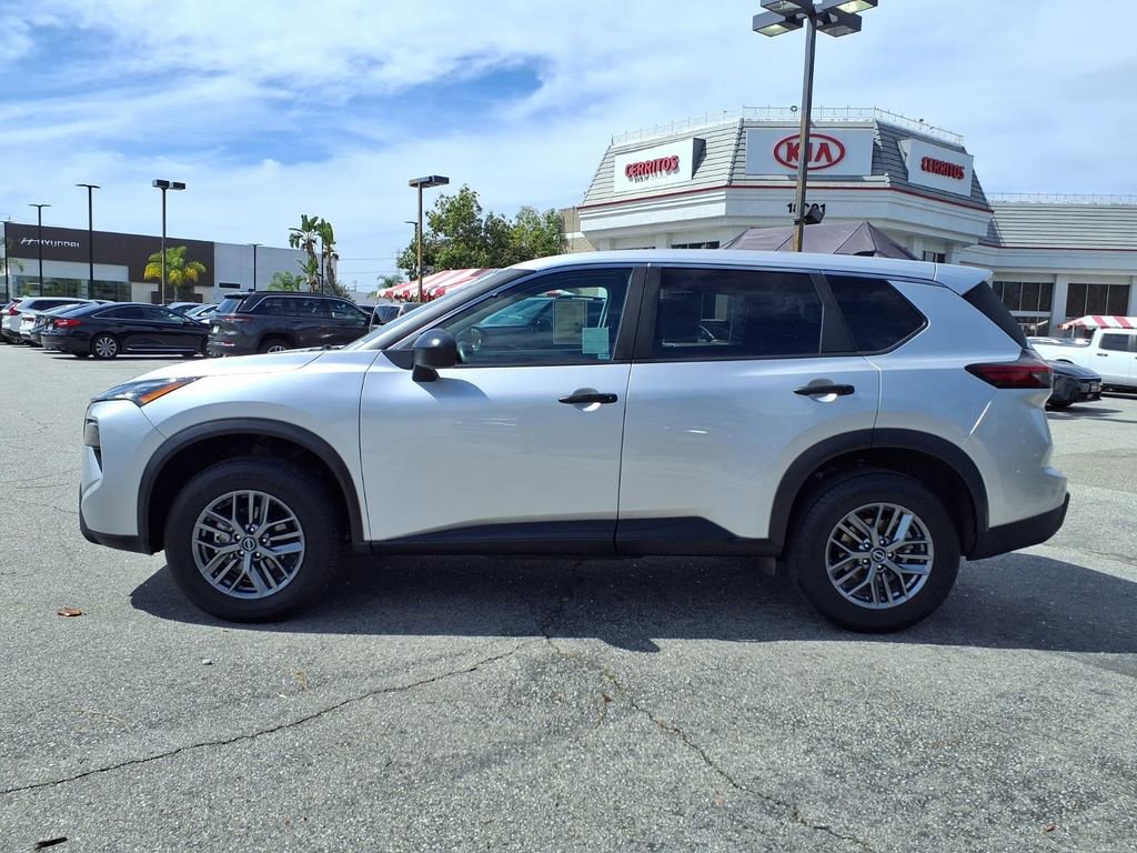 Used 2024 Nissan Rogue S image 2