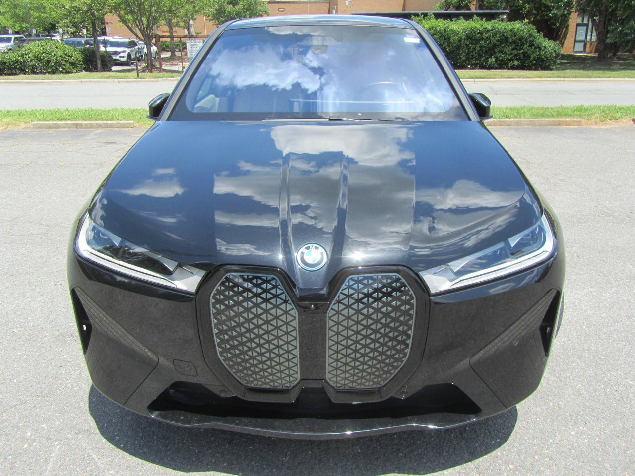 Used 2024 BMW iX xDrive50 w/ Sport Package AWD/4WD image 4
