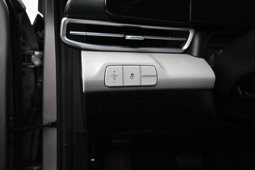 Used 2025 Hyundai Elantra Limited FWD image 13