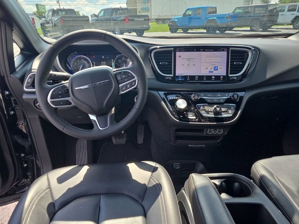 Used 2025 Chrysler Pacifica Select FWD image 31