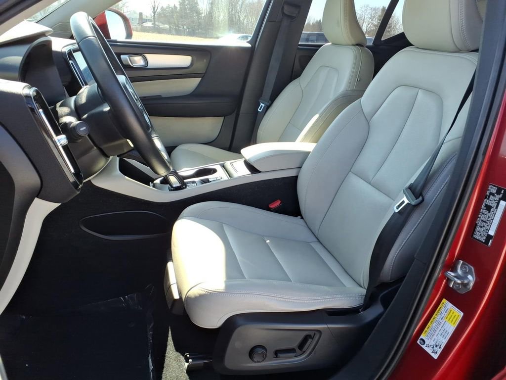 Used 2019 Volvo XC40 T4 Momentum image 15