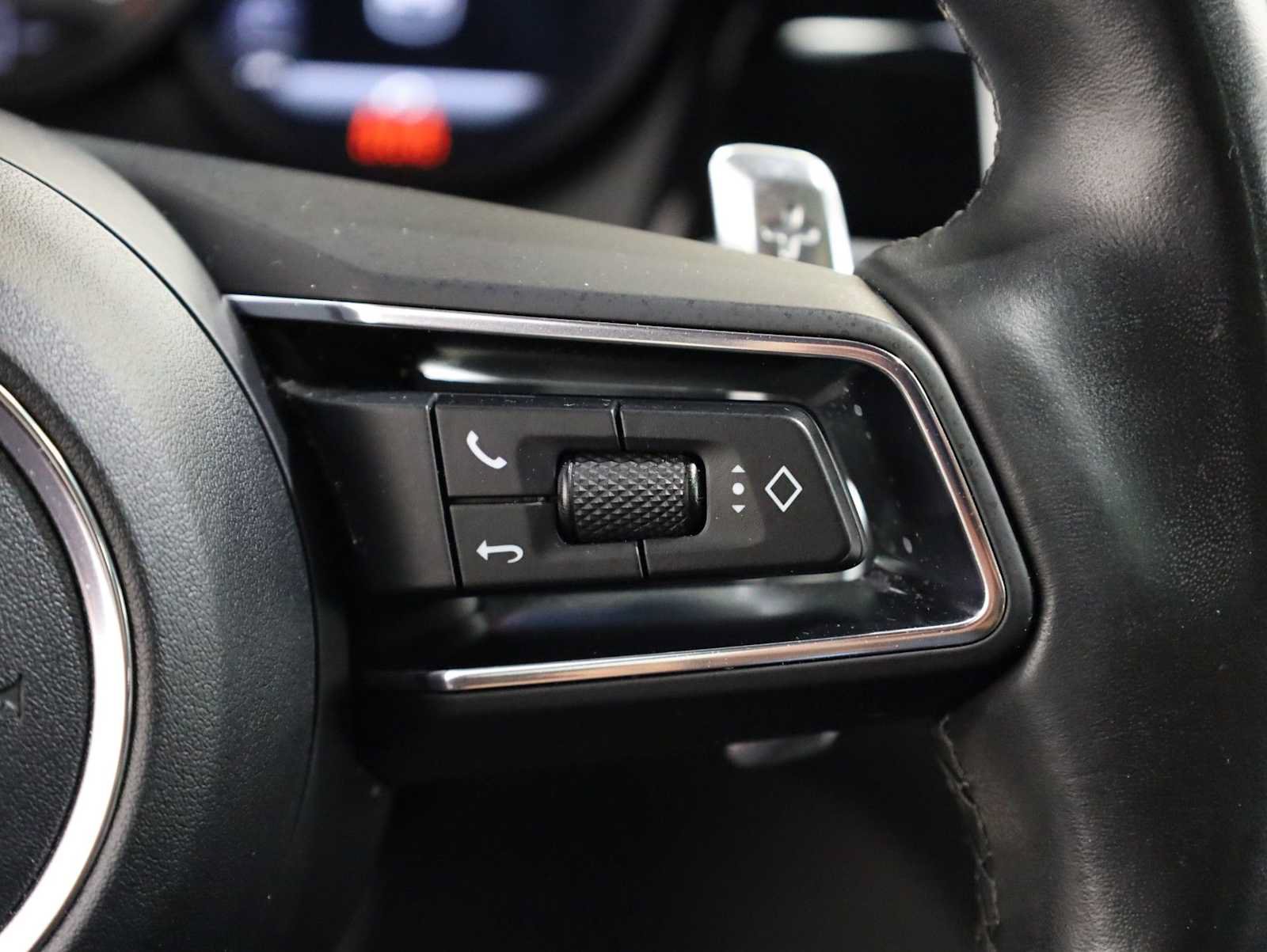 Certified 2022 Porsche Macan AWD/4WD image 28