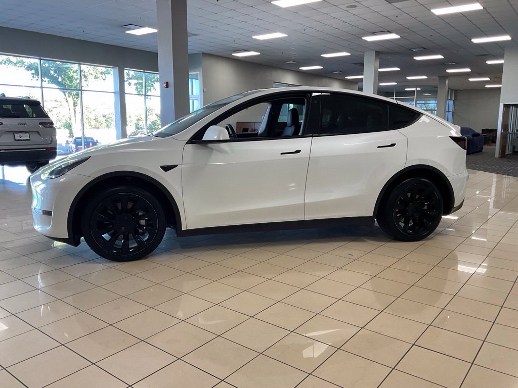 Used 2022 Tesla Model Y Long Range AWD/4WD image 3