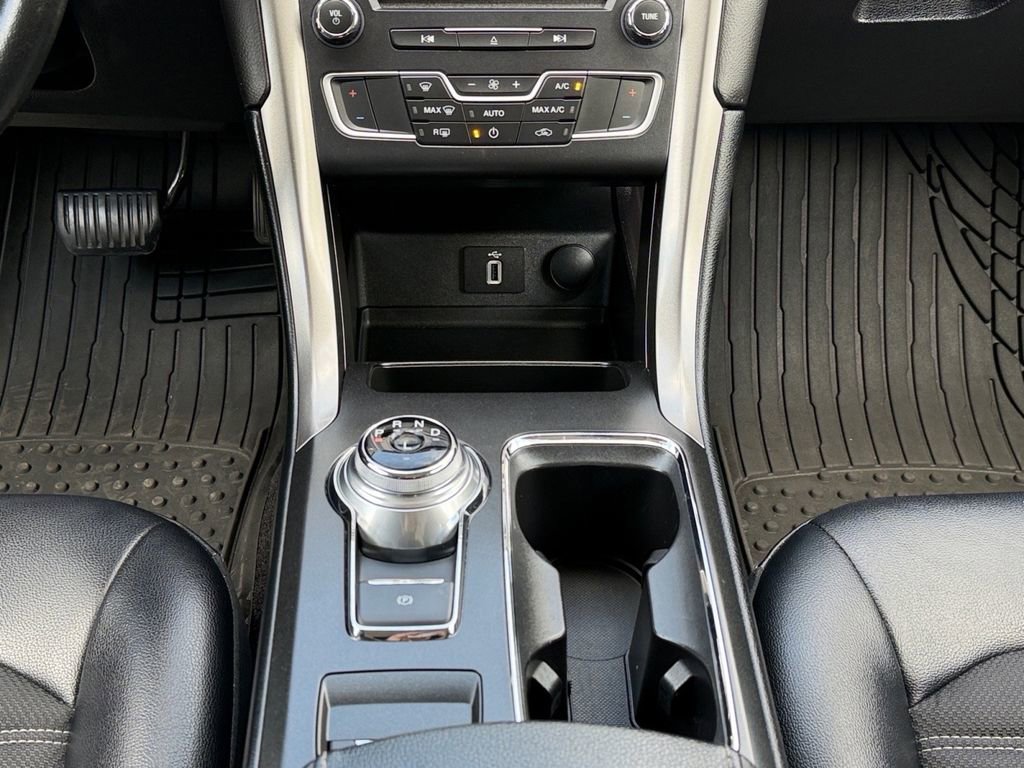 Used 2017 Ford Fusion SE w/ Equipment Group 201A image 16