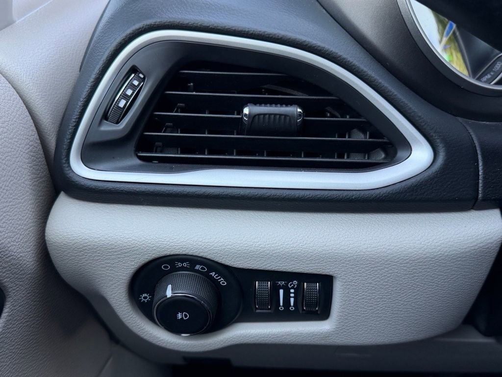 Used 2023 Chrysler Pacifica Touring-L image 22