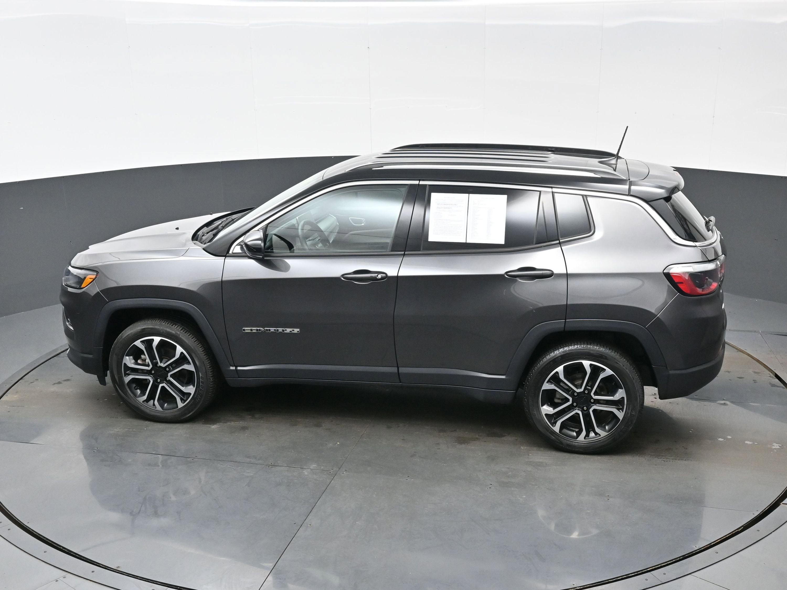 Used 2022 Jeep Compass Limited image 32