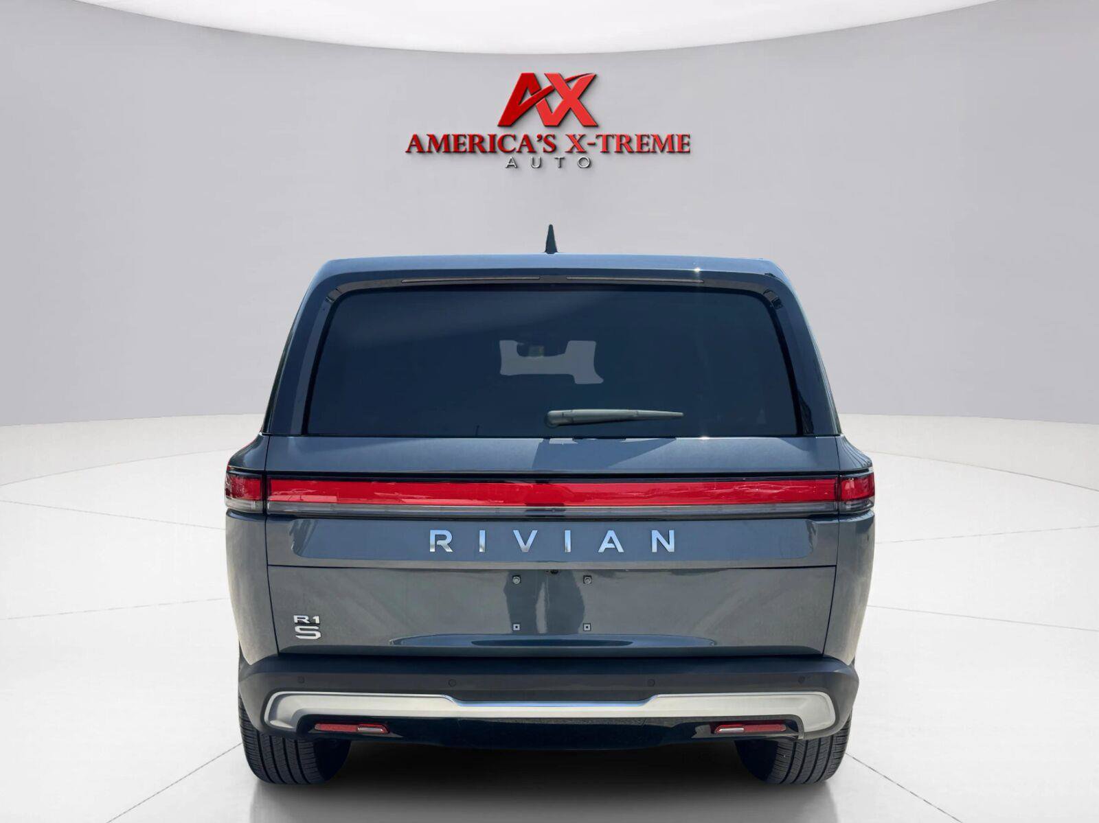 Used 2025 Rivian R1S Adventure AWD/4WD image 5
