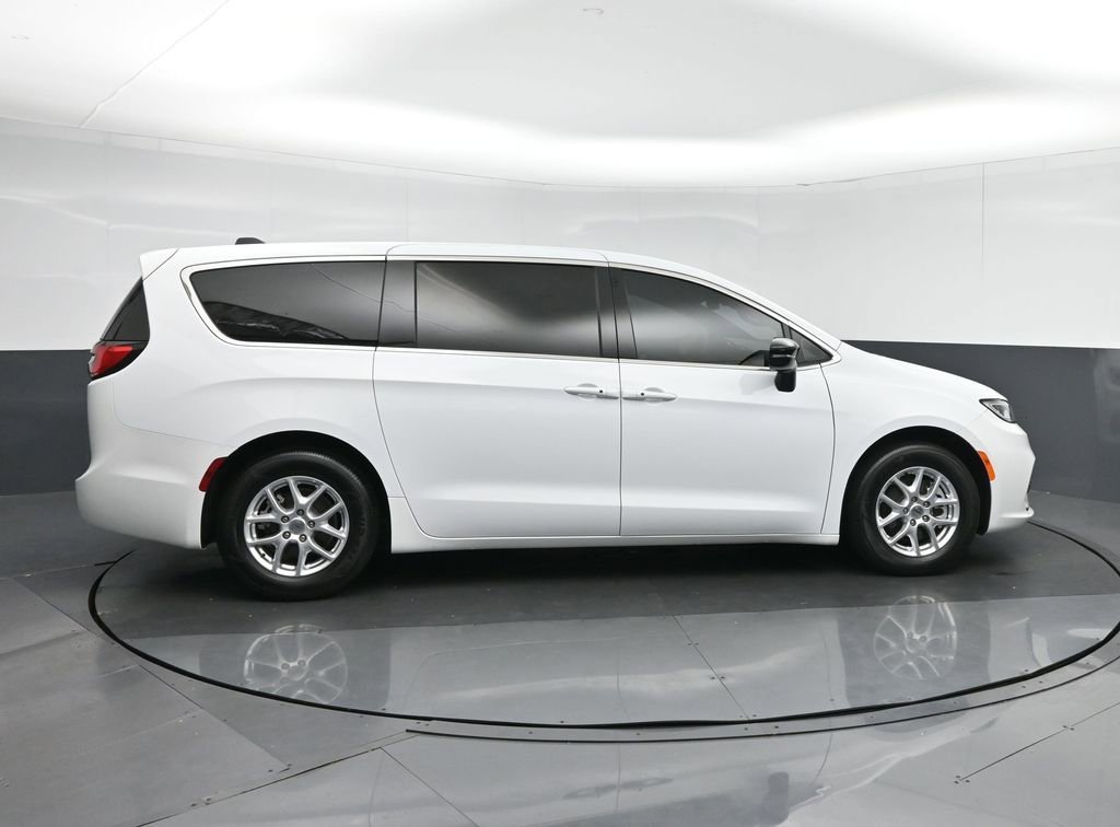 Used 2024 Chrysler Pacifica Touring image 8