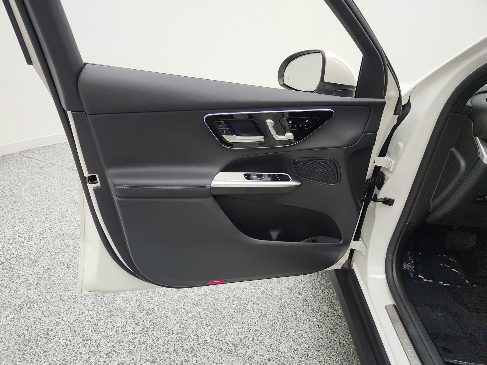 Used 2025 Mercedes-Benz GLC 350e 4MATIC image 15