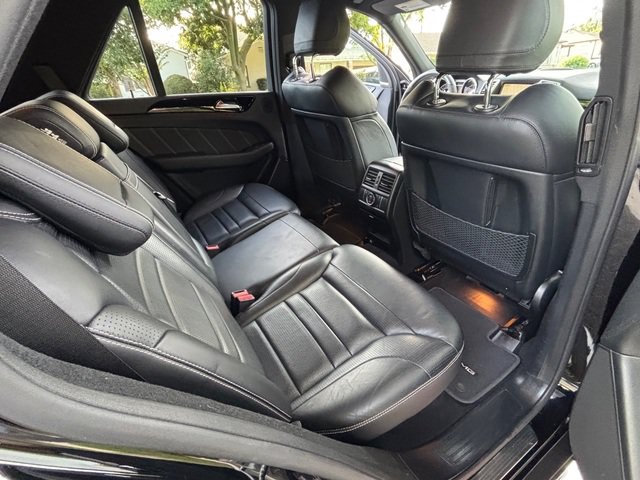 Used 2012 Mercedes-Benz ML 63 AMG 4MATIC w/ AMG Performance Pkg image 34