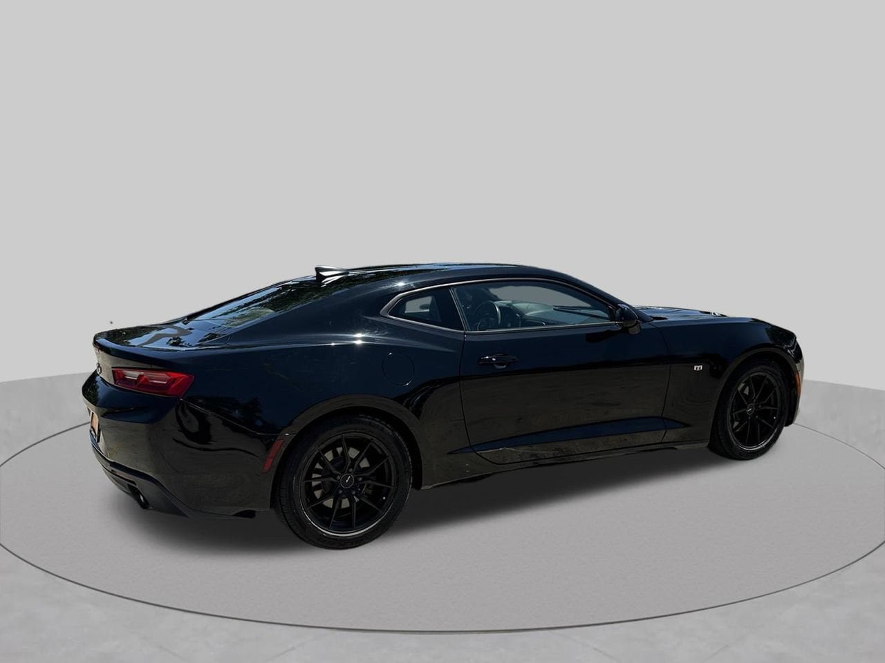 Used 2018 Chevrolet Camaro LT RWD image 5
