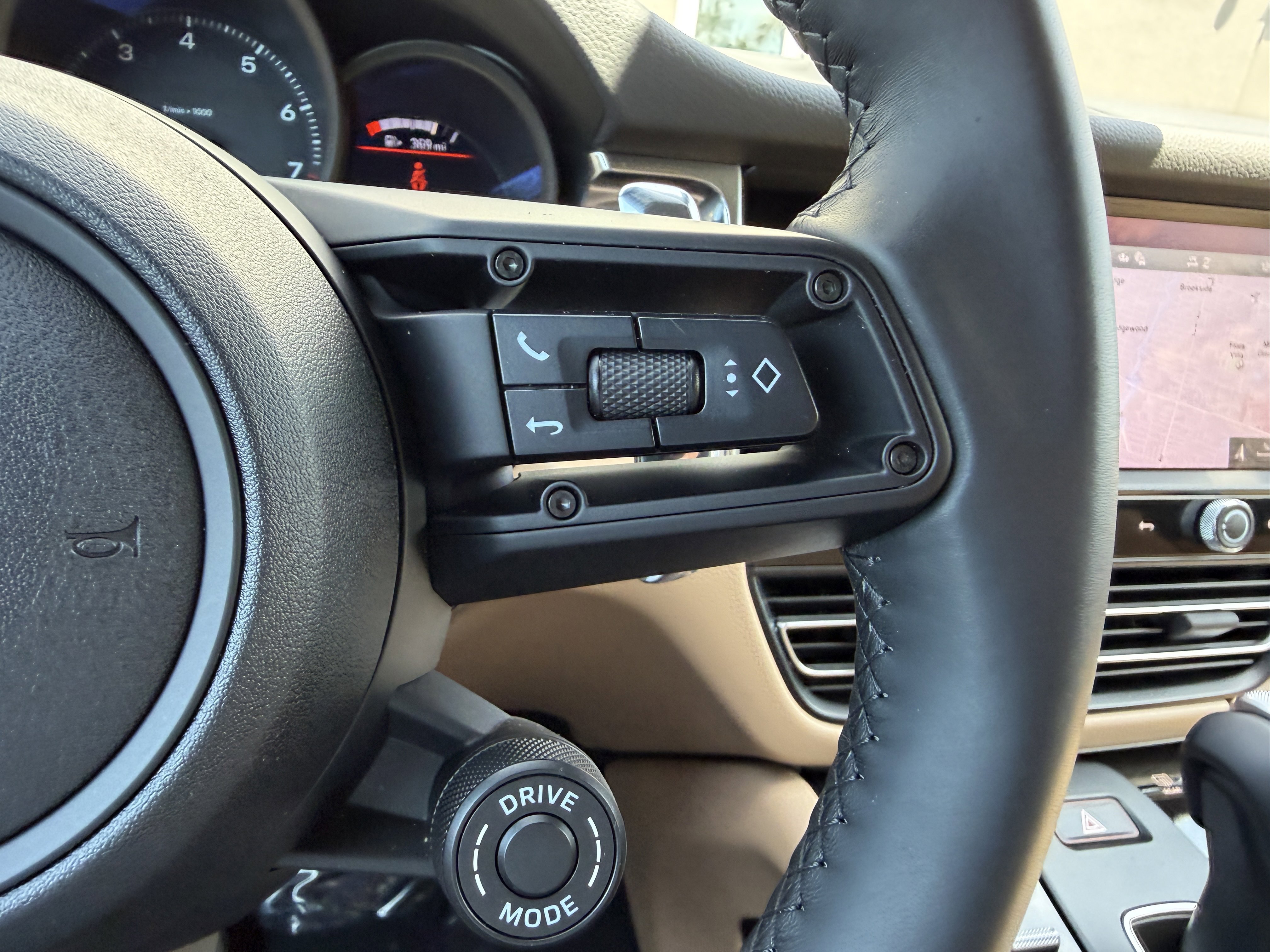 Certified 2025 Porsche Macan image 35