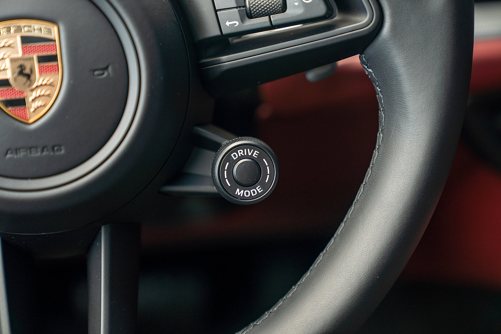 Certified 2025 Porsche Cayenne Coupe image 9