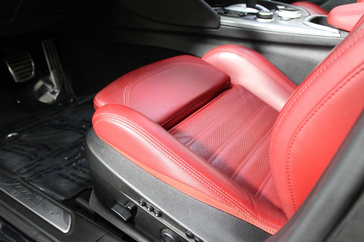 Used 2023 Alfa Romeo Giulia Veloce RWD image 12
