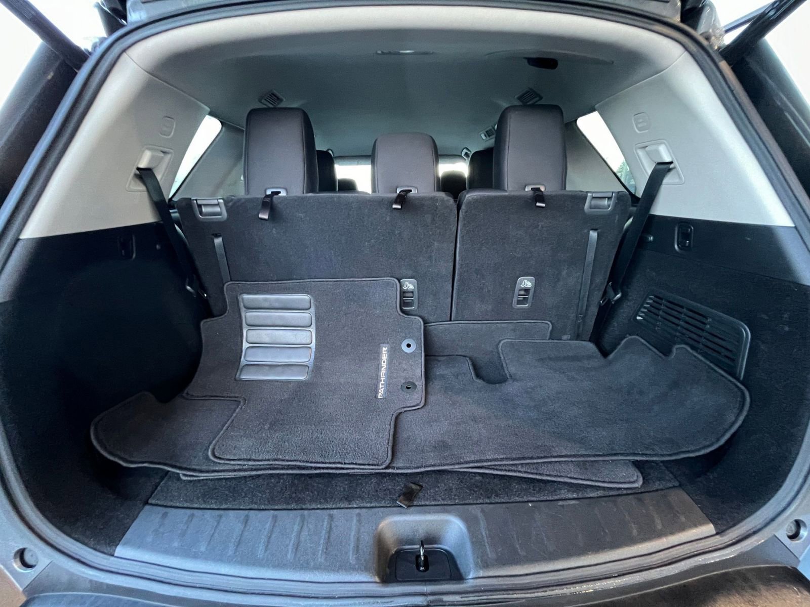 Used 2025 Nissan Pathfinder SV image 33