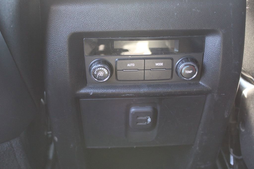 Used 2023 Chevrolet Traverse LT image 27