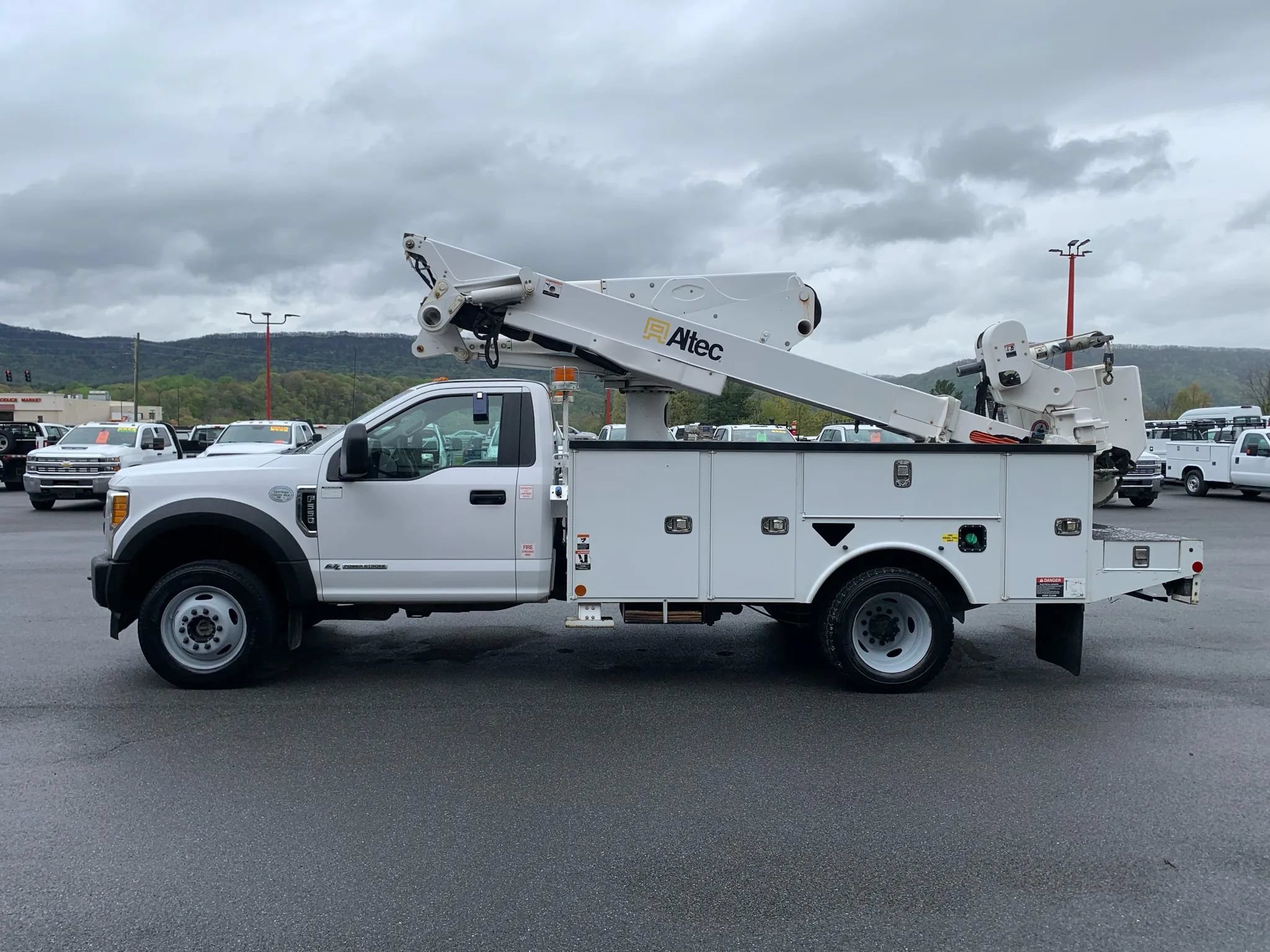 Used 2017 Ford F550 4x4 Regular Cab Super Duty image 5