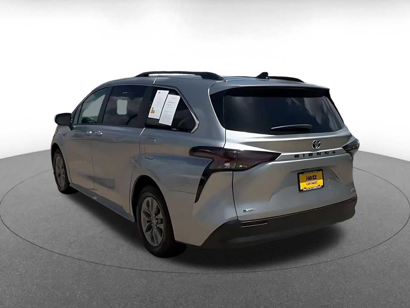 Used 2025 Toyota Sienna XLE FWD image 10