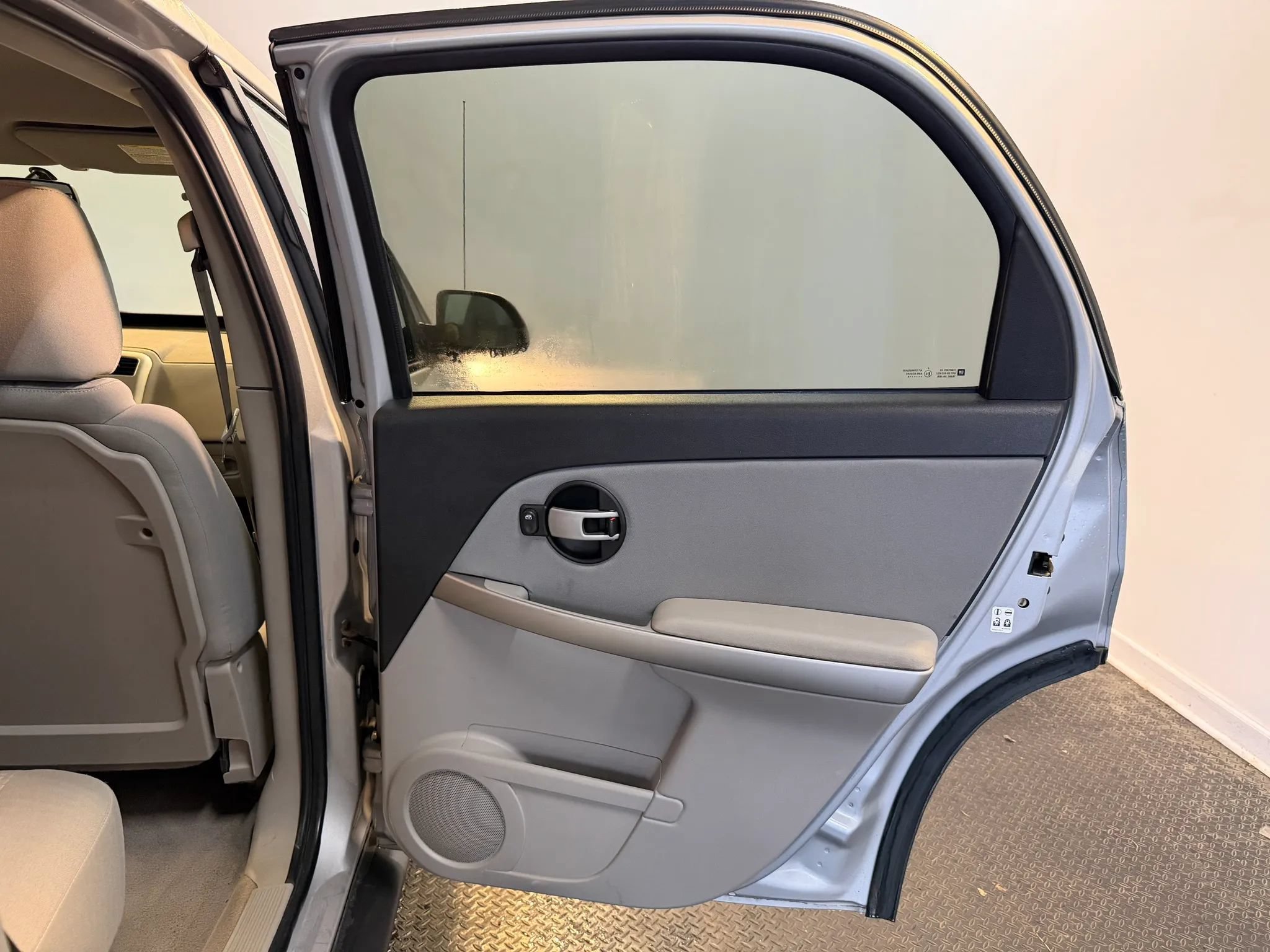 Used 2005 Chevrolet Equinox LS w/ Preferred Equipment Group AWD/4WD image 27