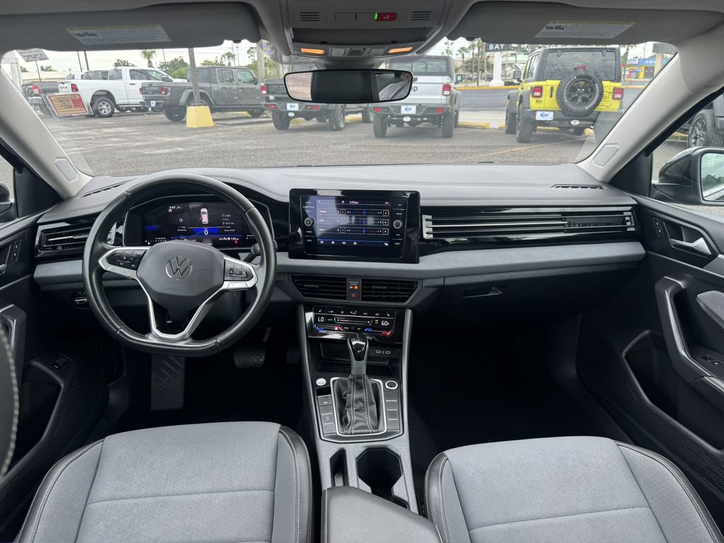Used 2025 Volkswagen Jetta SE FWD image 10