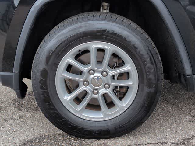Used 2019 Jeep Grand Cherokee Laredo AWD/4WD image 14