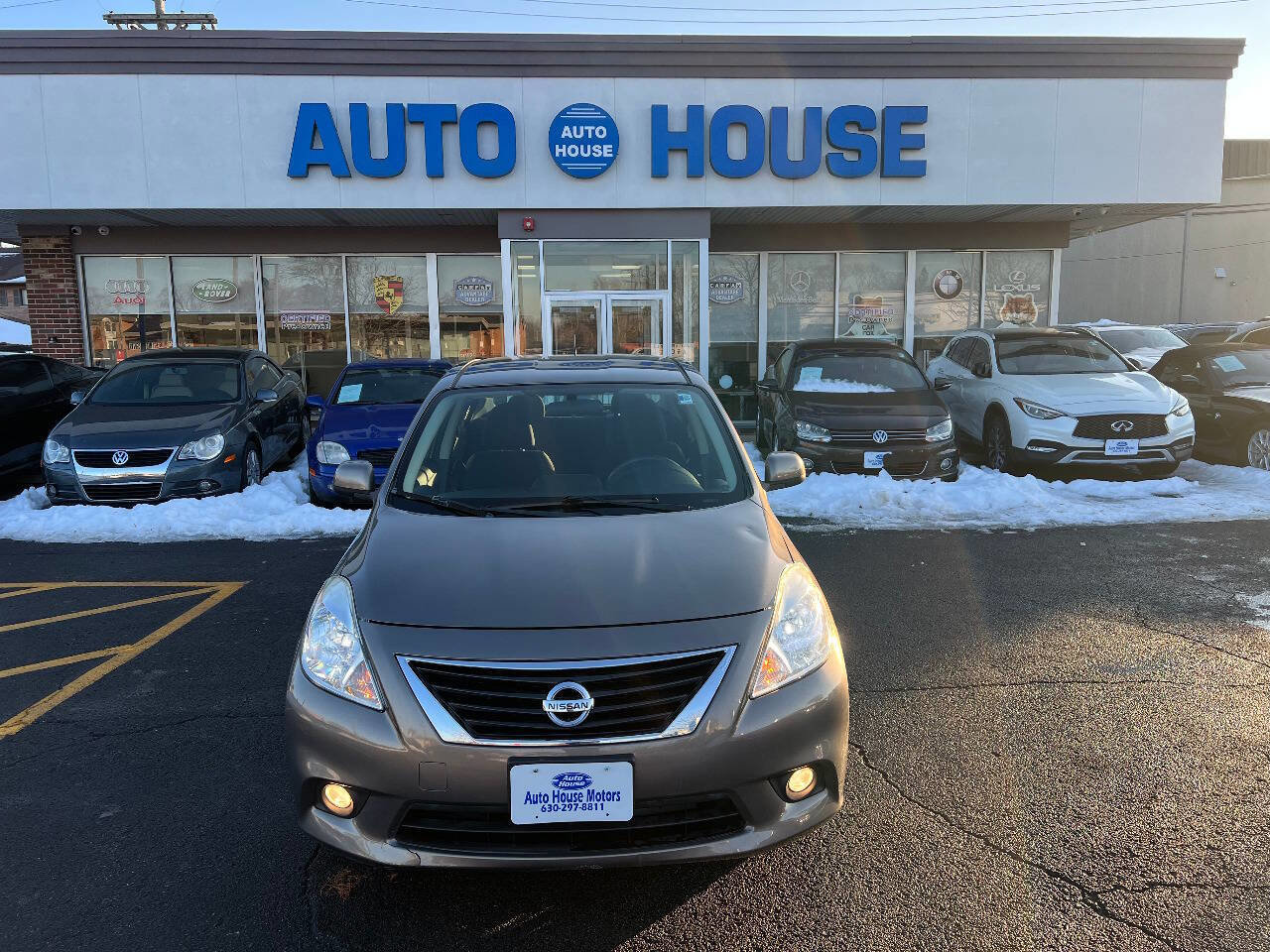 Used 2012 Nissan Versa SV image 2