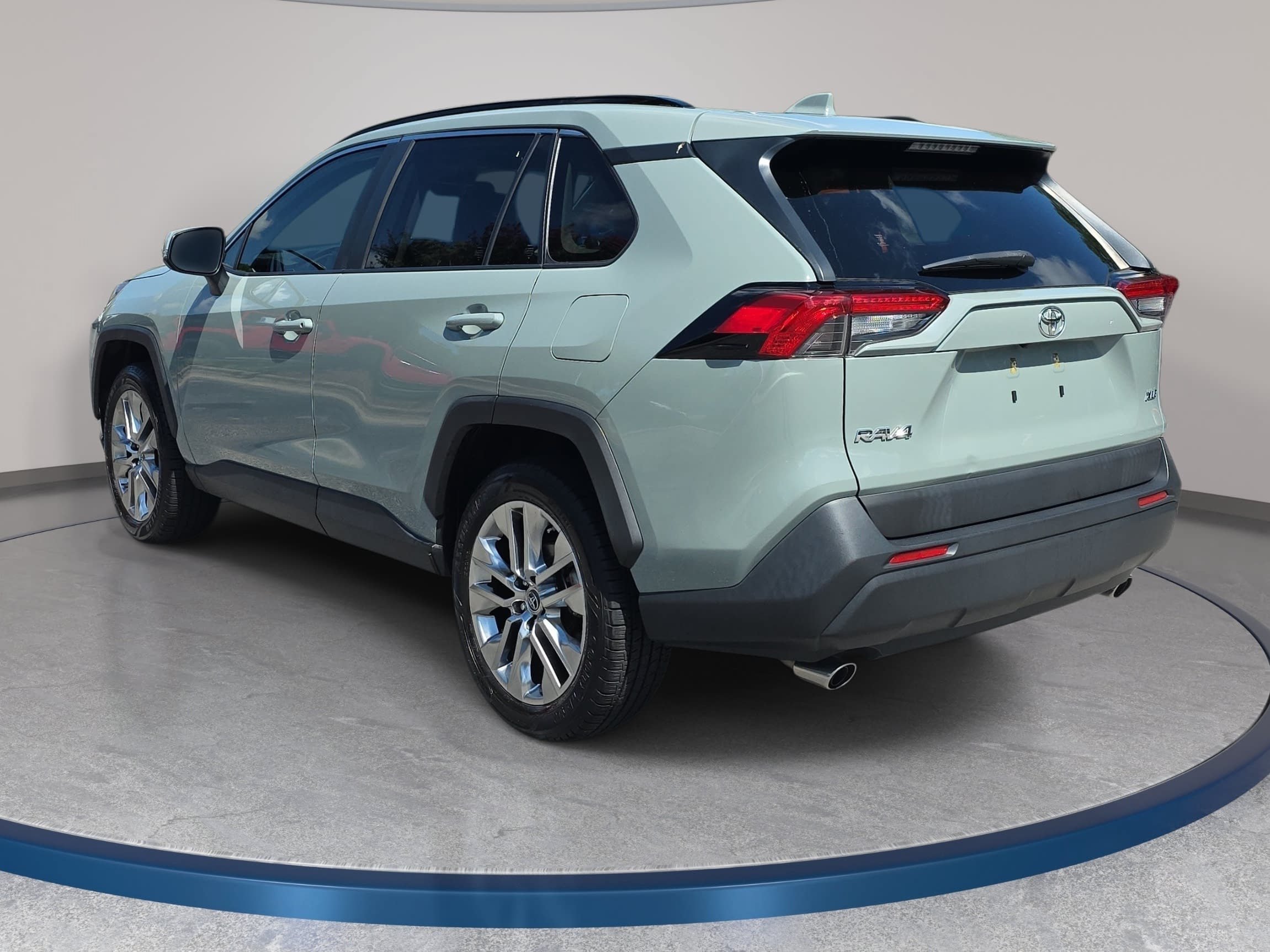 Used 2019 Toyota RAV4 XLE Premium FWD image 7