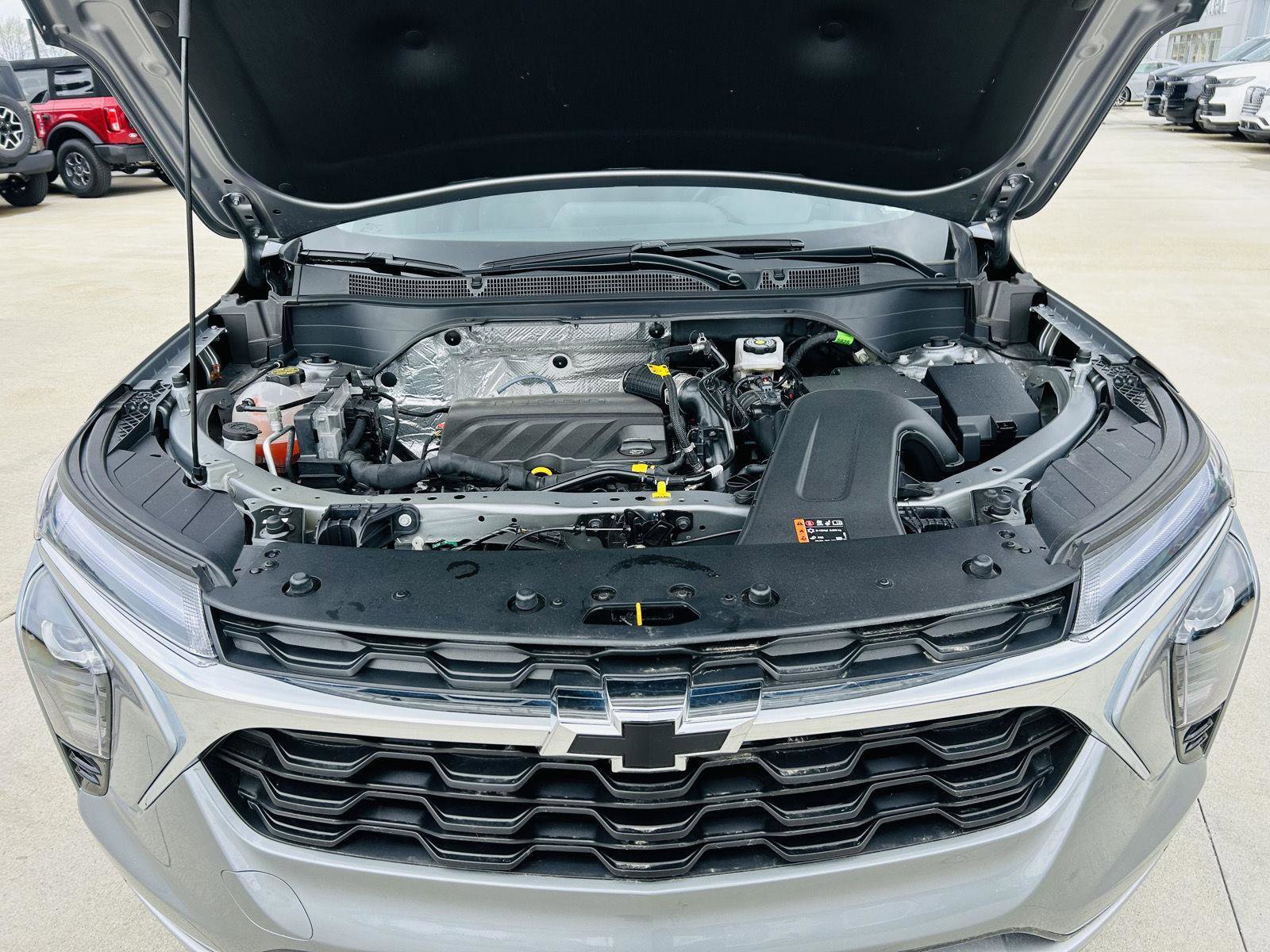 Used 2025 Chevrolet Trax LT w/ Driver Confidence Package image 41