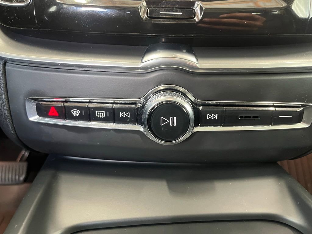 Used 2024 Volvo XC60 B5 Core image 15