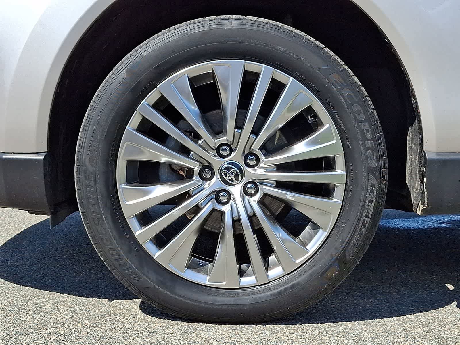 Used 2023 Toyota Venza XLE AWD/4WD image 11